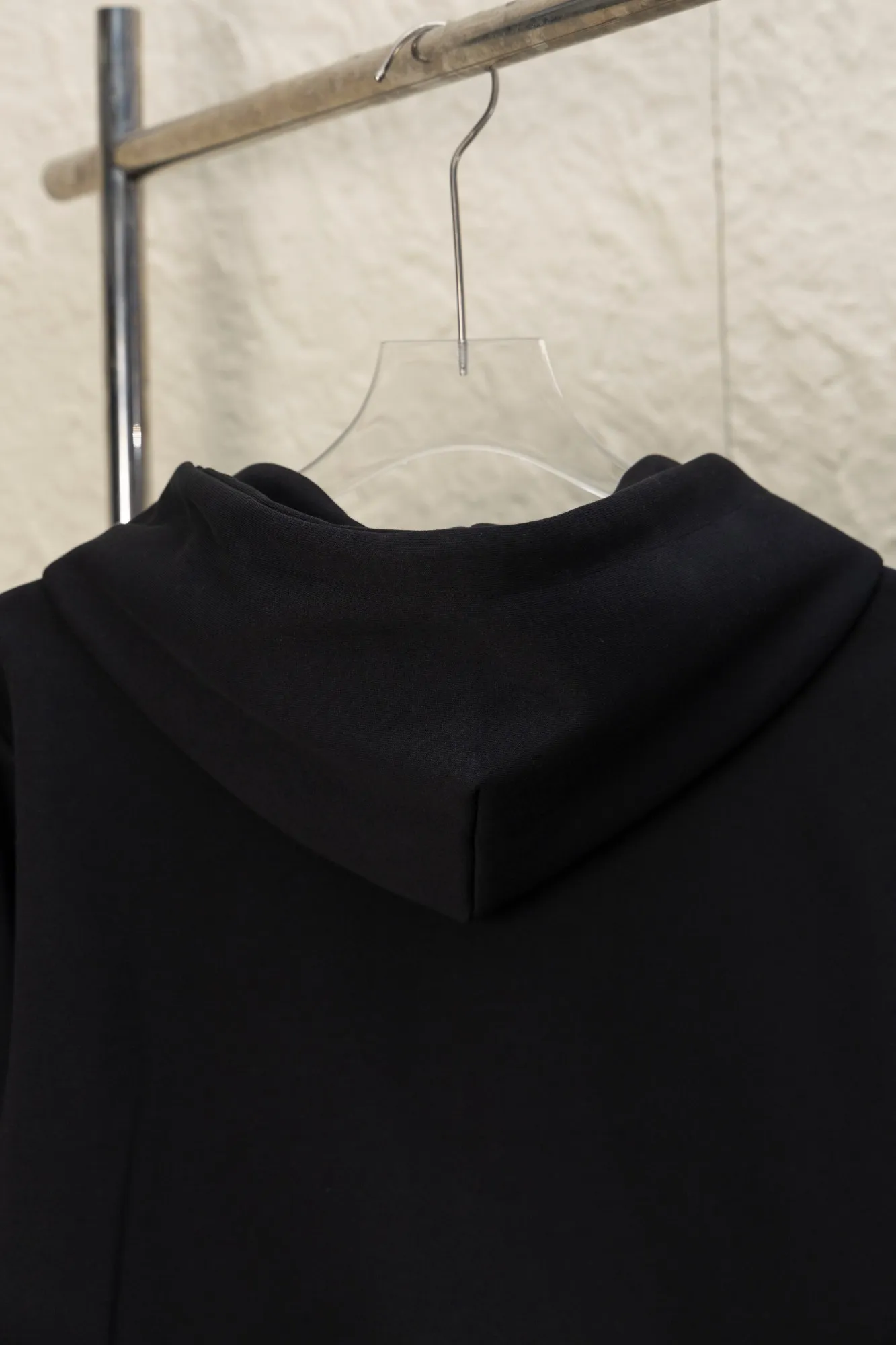 P270 Style No.: JZ024 Raff embroidered small label hooded jacket. Xuanwang New Rescue Limited Counter Jacket 420g air layer compound fabric. Imported machine full classic embroidered small label os version. Versatile style. Couple style. Color: black, navy. Size: S M L XL.